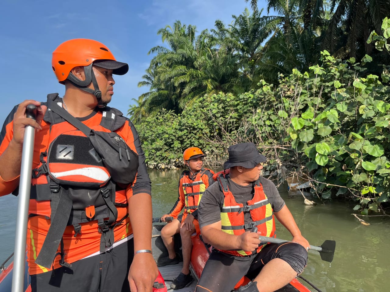 Tim SAR melakukan penyisiran di sungai untuk mencari korban yang diduga Hanyut. 
