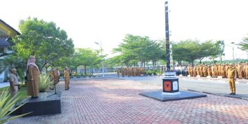 Sekdakab Labura, Hj. Susi Asmarani, memimpin apel gabungan ASN. 