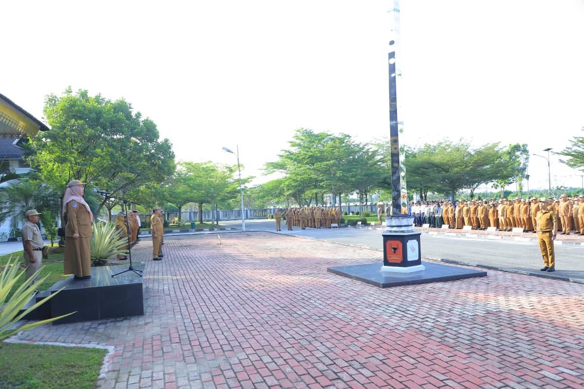 Sekdakab Labura, Hj. Susi Asmarani, memimpin apel gabungan ASN.