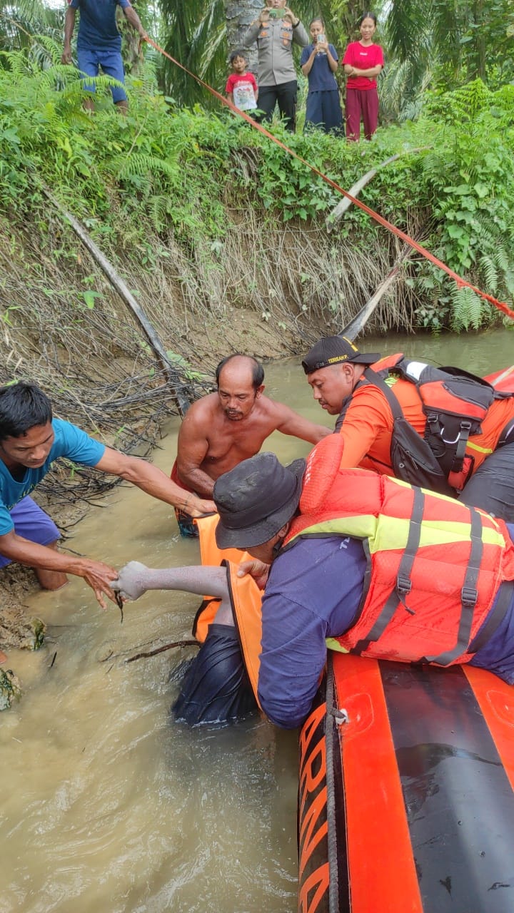 Tim SAR mengevakuasi jenazah korban yang hanyut di sungai Asahan.
