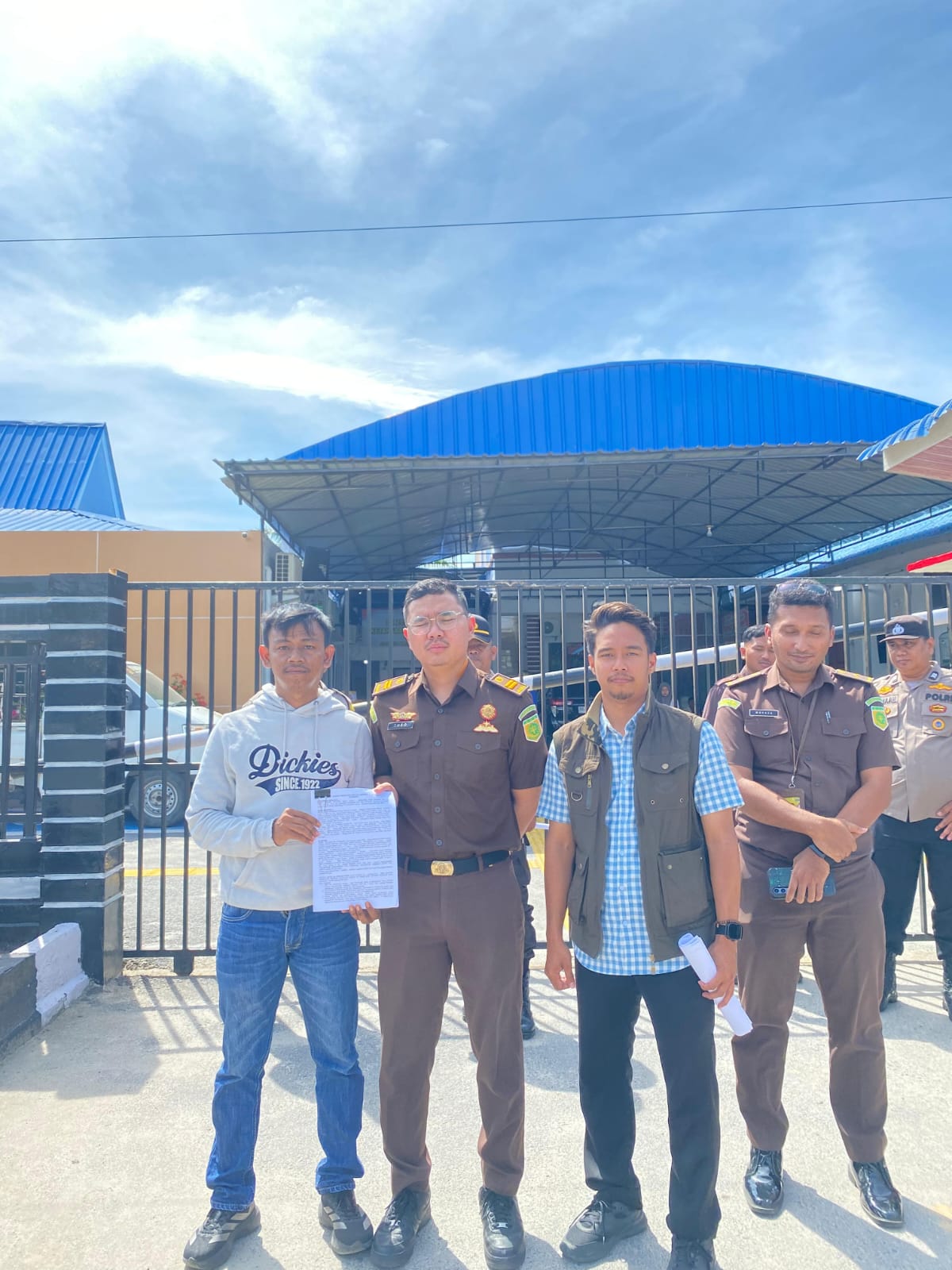 Para pengunjuk rasa yang menggelar aksi. 