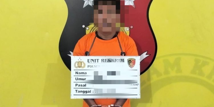 HP, pelaku pencurian, diamankan bersama barang bukti di Mapolsek Kualuh Hulu.