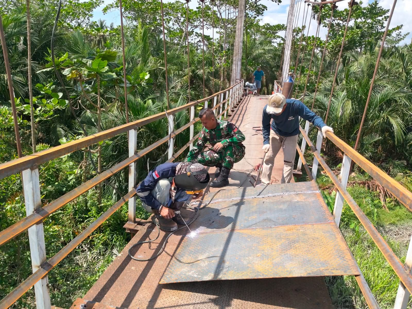 Kodim 0208/AS Rampungkan Rehab Jembatan Gantung Desa Jati Mulia