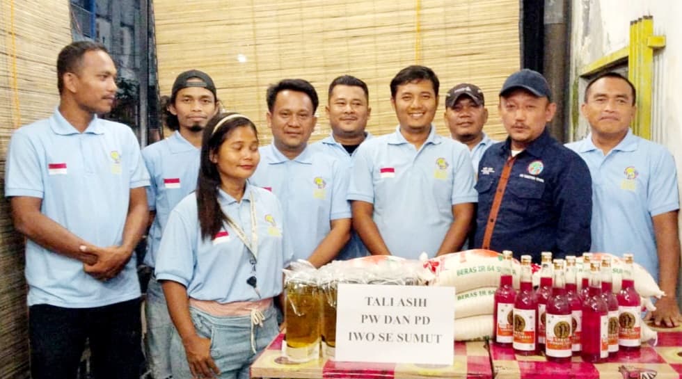 Ketua PW IWO Sumut Amri Abdi S I Kom menyerahkan bantuan. 