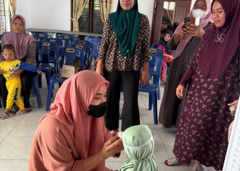 Manajemen PTPN IV Regional II Kebun Meranti Paham, saat mendampingi tim Medis dalam kegiatan intervensi Stunting.