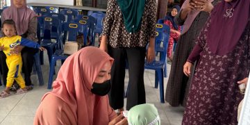 Manajemen PTPN IV Regional II Kebun Meranti Paham, saat mendampingi tim Medis dalam kegiatan intervensi Stunting.