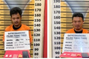 Kedua tersangka saat di kantor polisi.