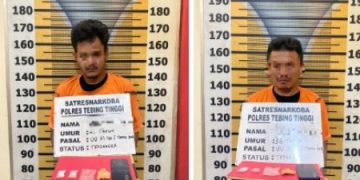 Kedua tersangka saat di kantor polisi.