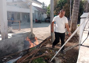 Camat Resmanto Bersama Para Pegawai Kerja Bakti Di Halaman Kantor Kecamatan Meranti