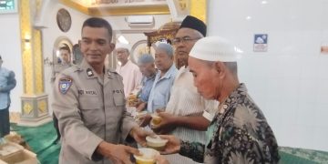 Personel Polres Tanjungbalai Bagikan Takjil ke Masjid