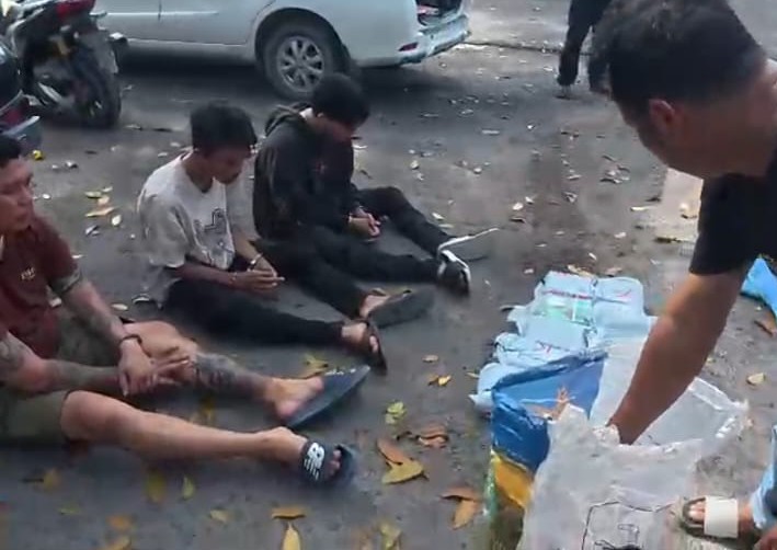 Ketiga tersangka saat diamankan polisi. 
