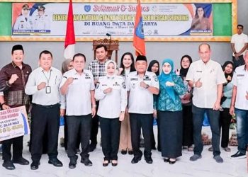 Bupati Labuhanbatu dr Hj Maya Hasmita dan wakil Bupati Labuhanbatu H Jamri saat berfoto bersama pada acara tersebut. 