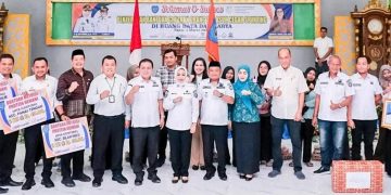 Bupati Labuhanbatu dr Hj Maya Hasmita dan wakil Bupati Labuhanbatu H Jamri saat berfoto bersama pada acara tersebut. 