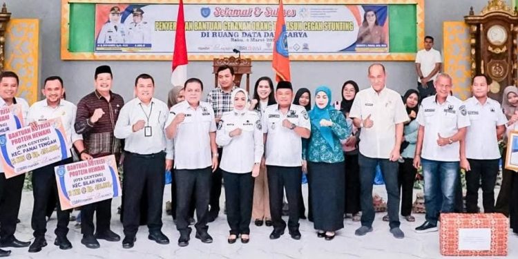 Bupati Labuhanbatu dr Hj Maya Hasmita dan wakil Bupati Labuhanbatu H Jamri saat berfoto bersama pada acara tersebut. 