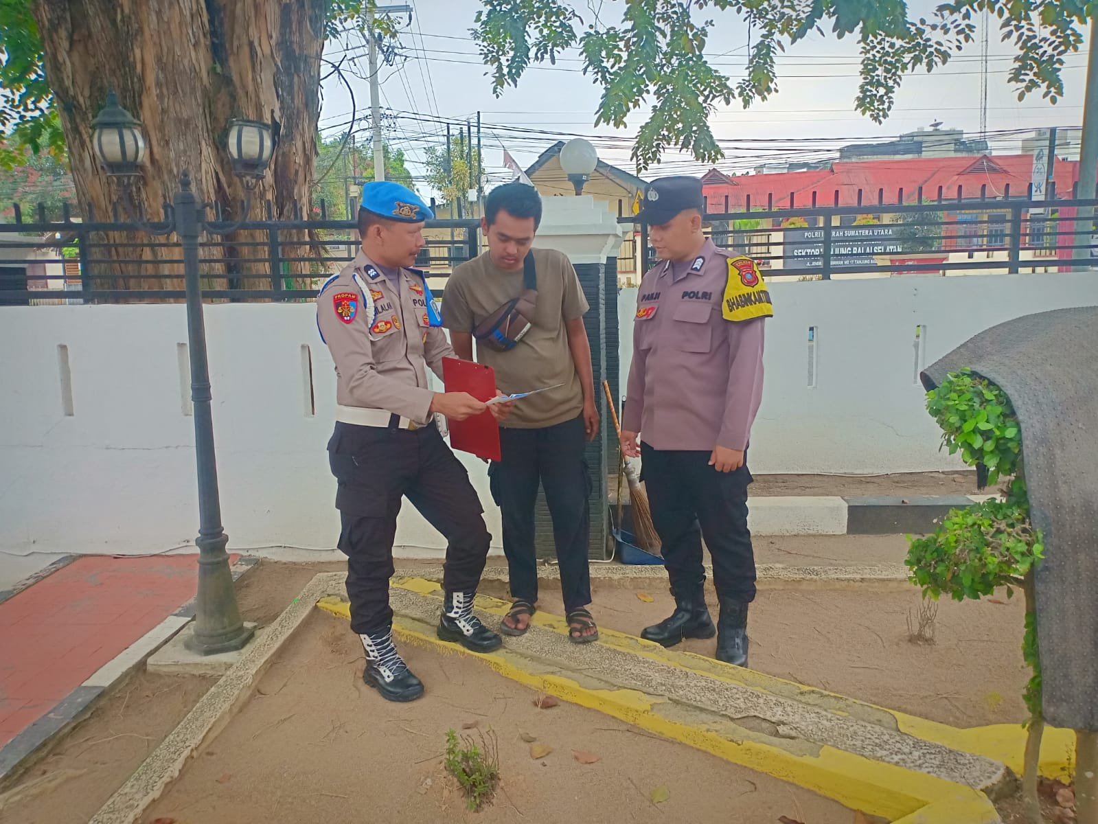 Personel Polsek Tanjungbalai Selatan Sambangi Warga Lewat Program DDS