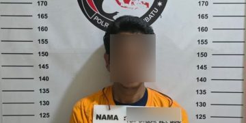 Tersangka saat di kantor polisi.