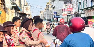 Organisasi Siswa MTs N 2 Asahan berbagi Thjil di Bulan Suci Ramadhan