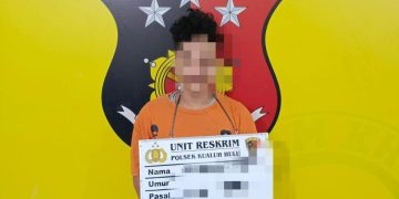 Tersangka saat di kantor polisi.