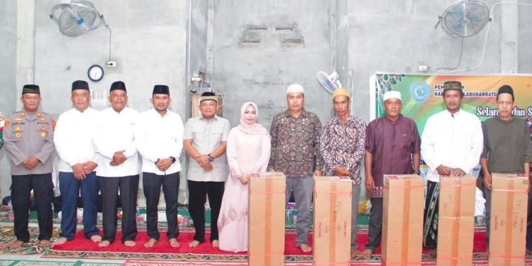 Bupati Labuhanbatu dr Hj Maya Hasmita (tengah) berfoto bersama sejumlah kepala OPD Pemkab Labuhanbatu dan pengurus mesjid di desa Telaga Suka. 