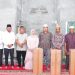 Bupati Labuhanbatu dr Hj Maya Hasmita (tengah) berfoto bersama sejumlah kepala OPD Pemkab Labuhanbatu dan pengurus mesjid di desa Telaga Suka. 