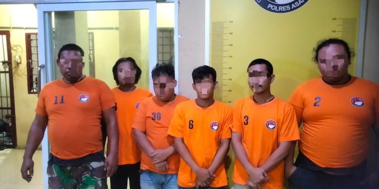 Para tersangka saat di kantor polisi.