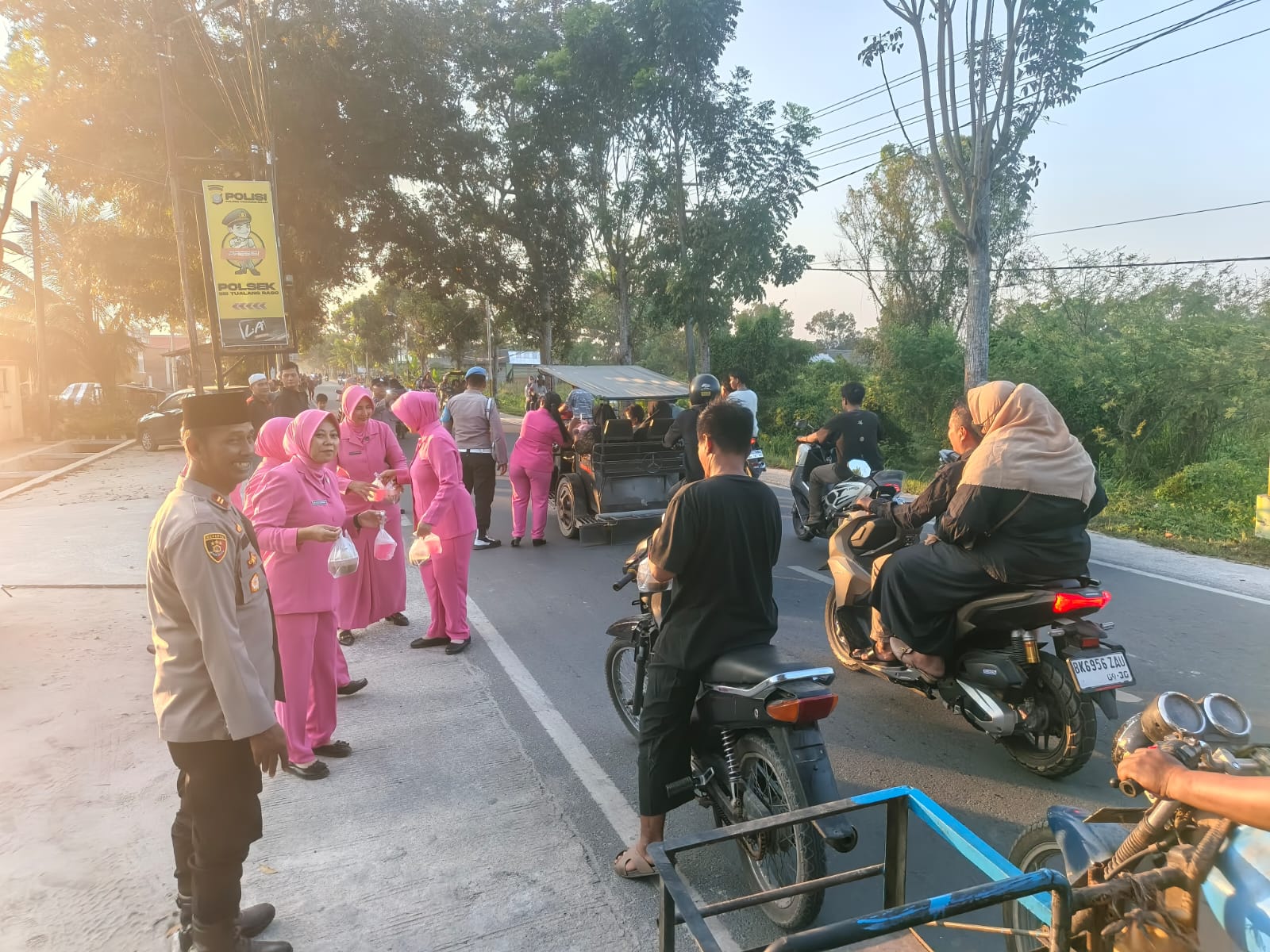Polsek Sei Tualang Raso Berbagi Puluhan Paket Takjil ke Pengguna Jalan