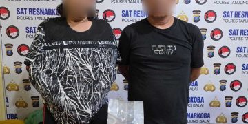 Kedua tersangka saat di kantor polisi