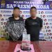Kedua tersangka saat di kantor polisi