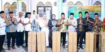 Wakil Bupati Labuhanbatu H Jamri saat berfoto bersama dengan pengurus Musholla AnNur desa Teluk Sentosa.
