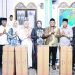 Wakil Bupati Labuhanbatu H Jamri saat berfoto bersama dengan pengurus Musholla AnNur desa Teluk Sentosa.