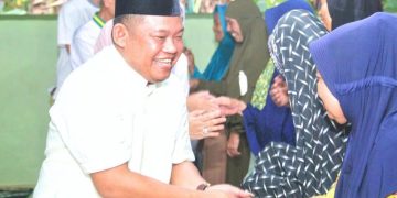 Wakil Bupati Labuhanbatu H Jamri saat disambut warga.