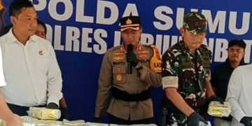 Kapolres Labuhanbatu AKBP Wahyu Endrajaya, S.I.K., M.Si saat menunjukkan barang bukti yang akan dimusnahkan.