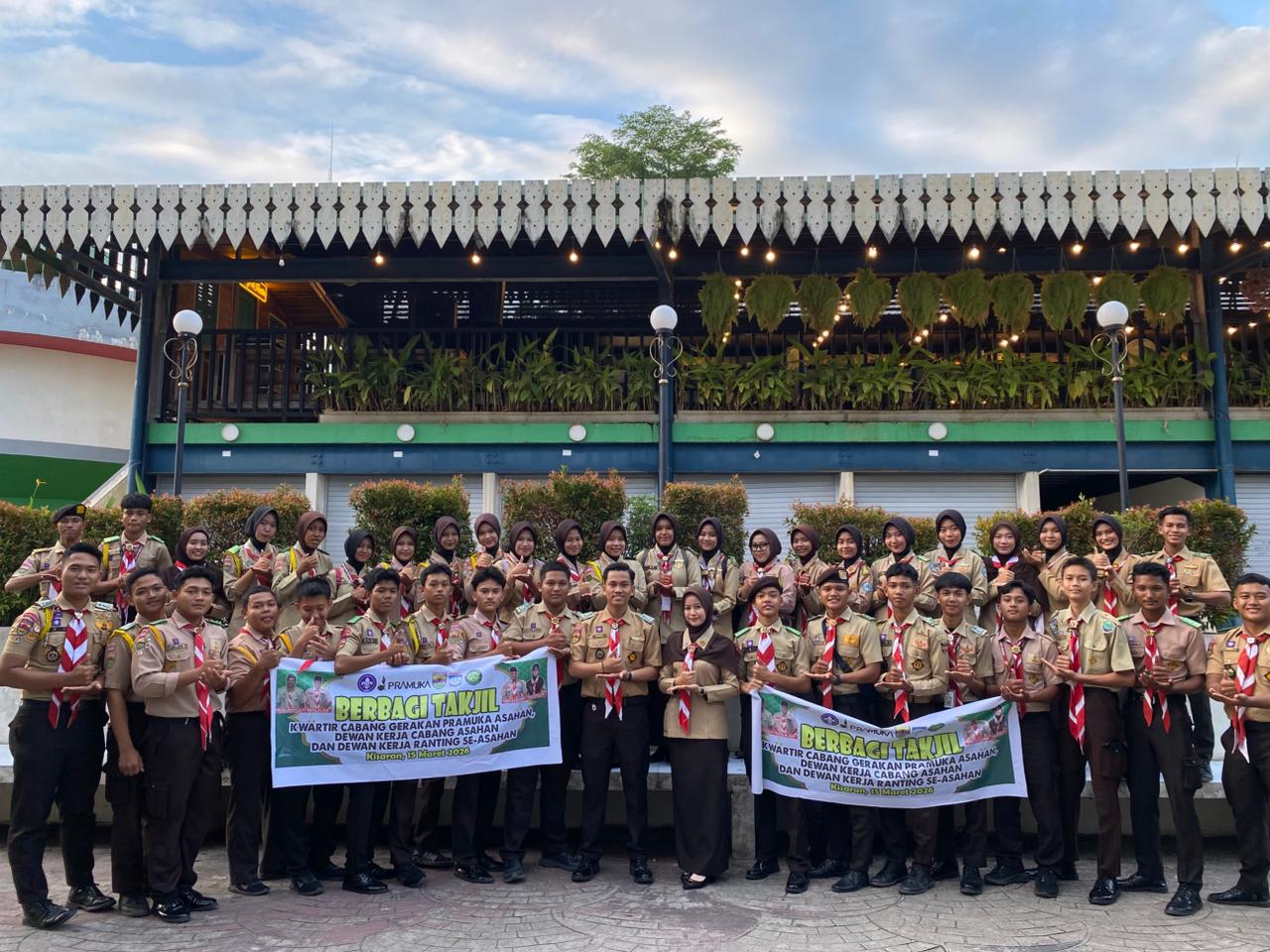 Gerakan Pramuka DKC Asahan Berbagi Takjil ke Warga