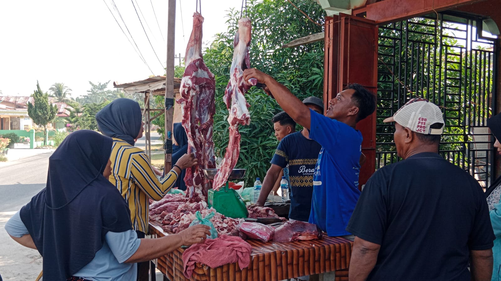 Penjual daging kerbau dan sapi di Meranti.