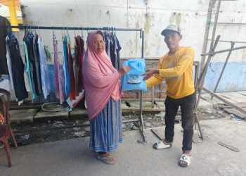 Sambut Idul Fitri Awak Media Taslabnews.com Berikan Paket Sembako Kepada Warga Tak Mampu