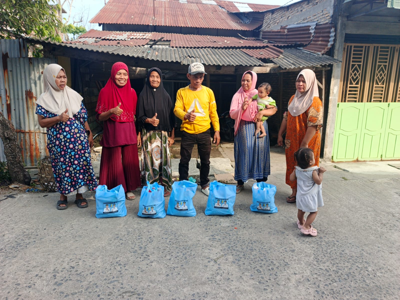 Sambut Idul Fitri Awak Media Taslabnews.com Berikan Paket Sembako Kepada Warga Tak Mampu