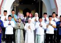 Bupati Labuhanbatu dr Hj Maya Hasmita dan Wakil Bupati Labuhanbatu H Jamri beserta sejumlah unsur Forkopimda Labuhanbatu berfoto bersama setelah melaksanakan sholat Id.