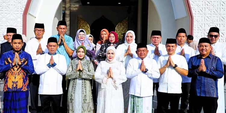 Bupati Labuhanbatu dr Hj Maya Hasmita dan Wakil Bupati Labuhanbatu H Jamri beserta sejumlah unsur Forkopimda Labuhanbatu berfoto bersama setelah melaksanakan sholat Id.