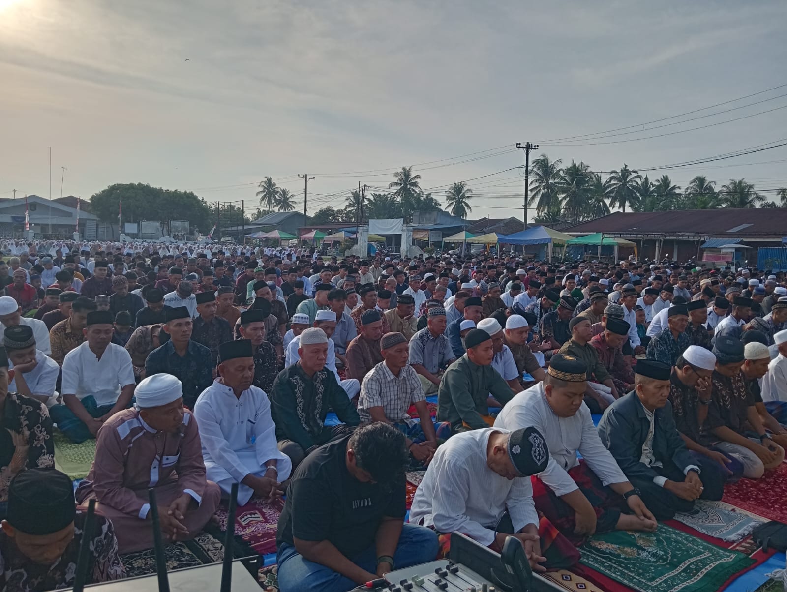 Ribuan Jamaah Sholat Idul Fitri Penuhi Lapangan Serbaguna Meranti