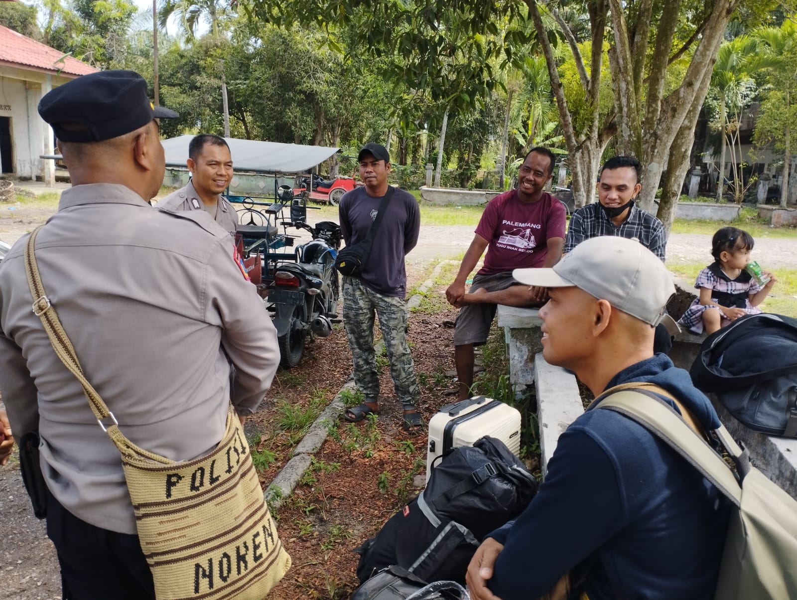 Sat Binmas Polres Tanjungbalai Sambangi Warga di Terminal Terpadu