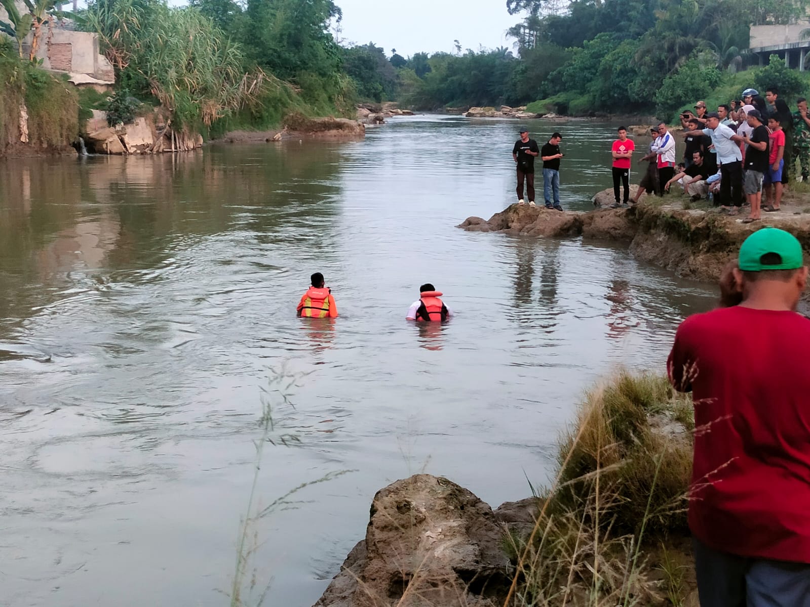 Pencarian terhadap dia siswa SMP yang hanyut di sungai silau Asahan. 