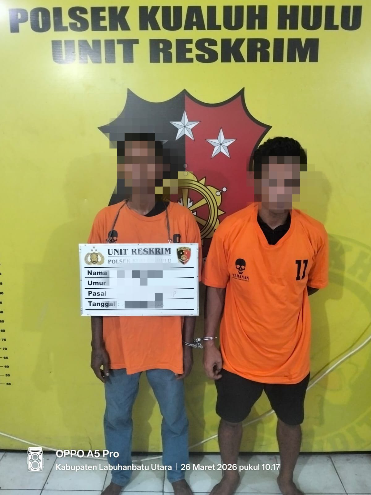 Tersangka pencurian di Labura saat di kantor polisi.