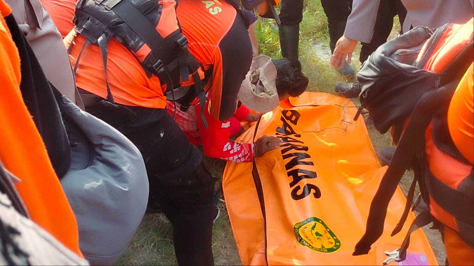 Tim Basarnas mengevakuasi jenazah korban yang hanyut di sungai Silau Asahan.