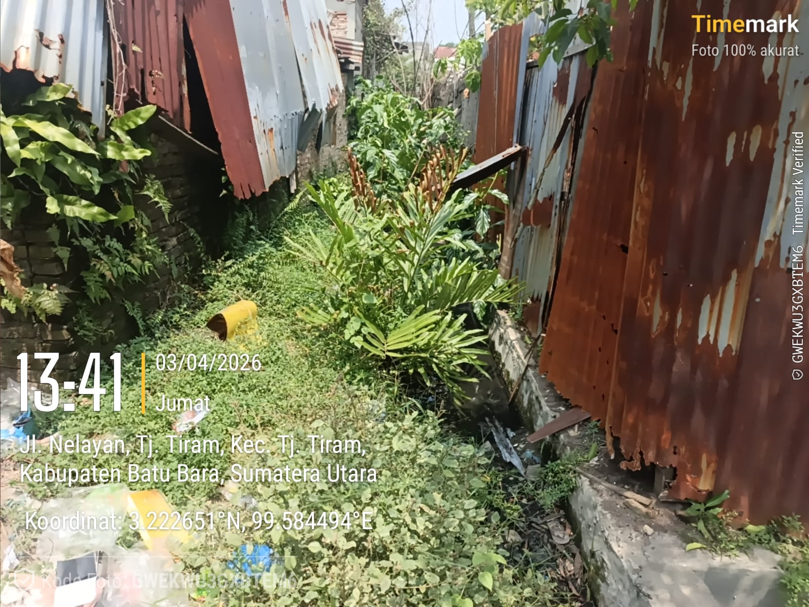 Warga Keluhkan Bau Busuk Akibat Saluran Parit Tersumbat