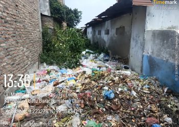 Warga Keluhkan Bau Busuk Akibat Saluran Parit Tersumbat