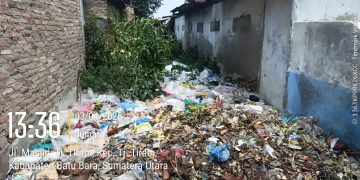 Warga Keluhkan Bau Busuk Akibat Saluran Parit Tersumbat