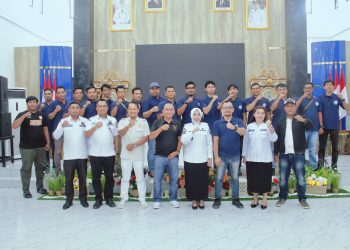 Bupati Labuhanbatu dr Hj Maya Hasmita berfoto bersama dengan tim News Room FC Labuhanbatu. 