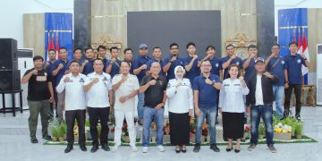Bupati Labuhanbatu dr Hj Maya Hasmita berfoto bersama dengan tim News Room FC Labuhanbatu. 