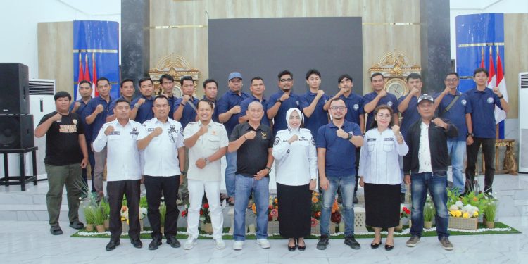 Bupati Labuhanbatu dr Hj Maya Hasmita berfoto bersama dengan tim News Room FC Labuhanbatu. 
