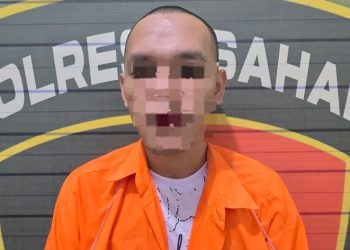 Tersangka saat di kantor polisi.